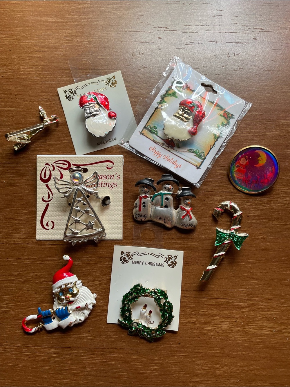 Lot of Christmas brooches